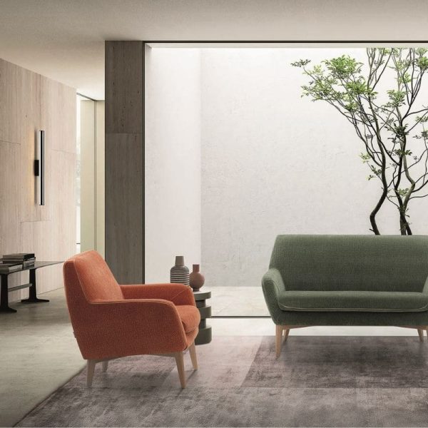 Butaca Monza naranja en ambiente de Tapicerías Navarro Butaca Monza naranja en ambiente de Tapicerías Navarro