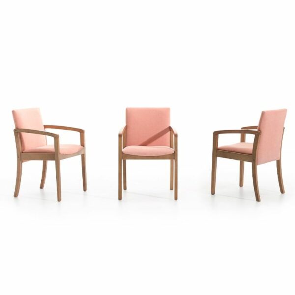 Sillón 302 Sillón 302 Tapizado coral y madera natural para salon