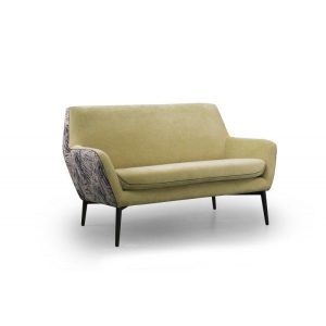 Sofá Monza en mostaza con pata metal negra de Tapicerías Navarro