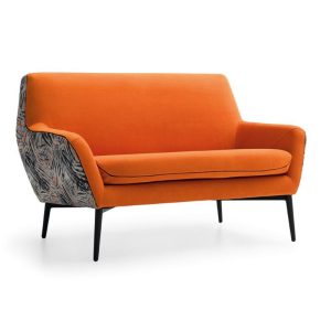 Sofá Monza en naranja con pata metal negra de Tapicerías Navarro