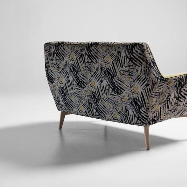 Sofá Monza estampado con pata de madera de Tapicerías Navarro Sofá Monza estampado con pata de madera de Tapicerías Navarro